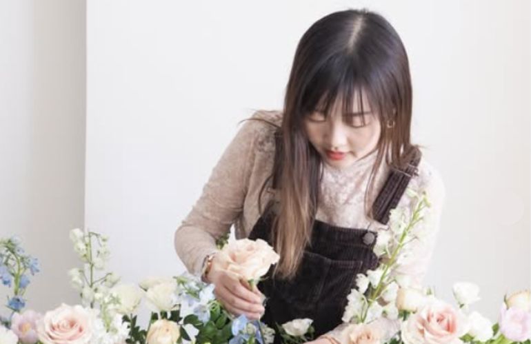 Creazione floreale artigianale di Gwen dell’atelier Tsubomi, con fiori delicati e accessori poetici per spose
