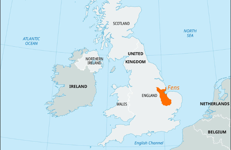 Ricercatrice nelle Fens inglesi con esperimento agricolo UKCEH