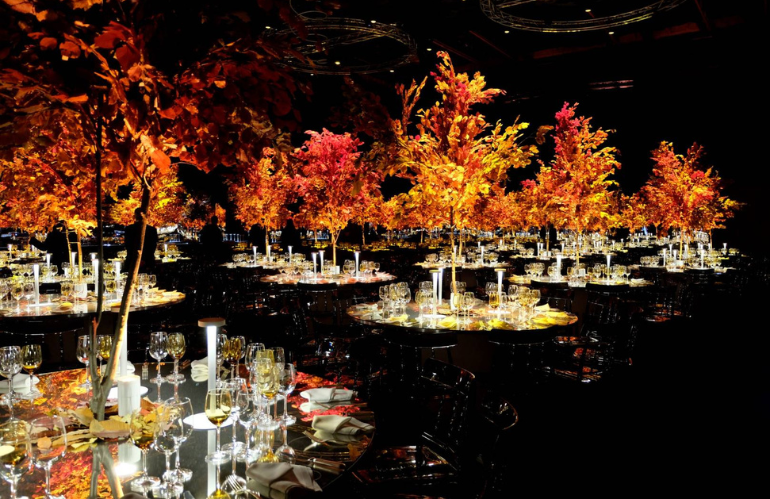 Alessandro Cambi in una composizione floreale ispirata all'estetica giapponese