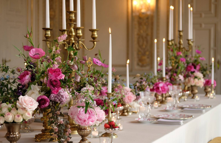 Composizione floreale minimalista in stile nipponico