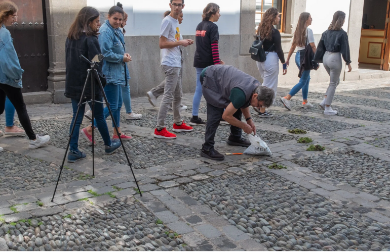 Chaplin durante una mostra internazionale