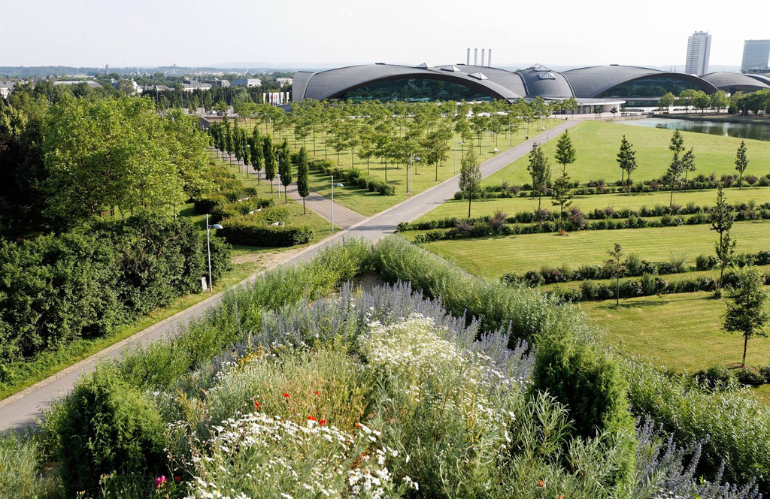Fioriture scalari e piante autoctone in un giardino firmato Latz