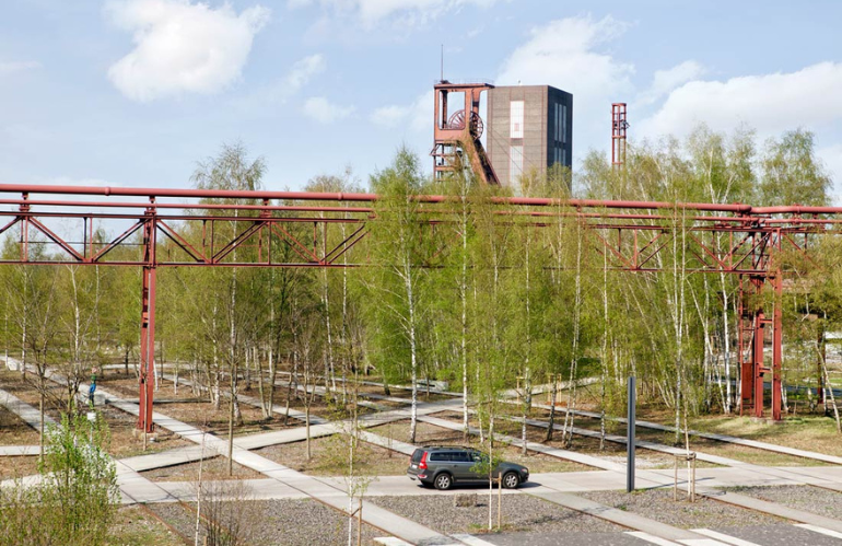 Strutture industriali riconvertite con vegetazione a Duisburg Nord