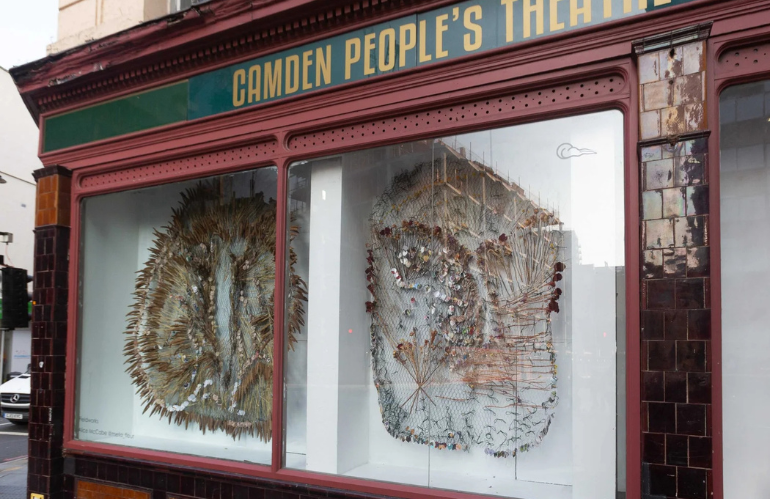 Installazione floreale in mostra