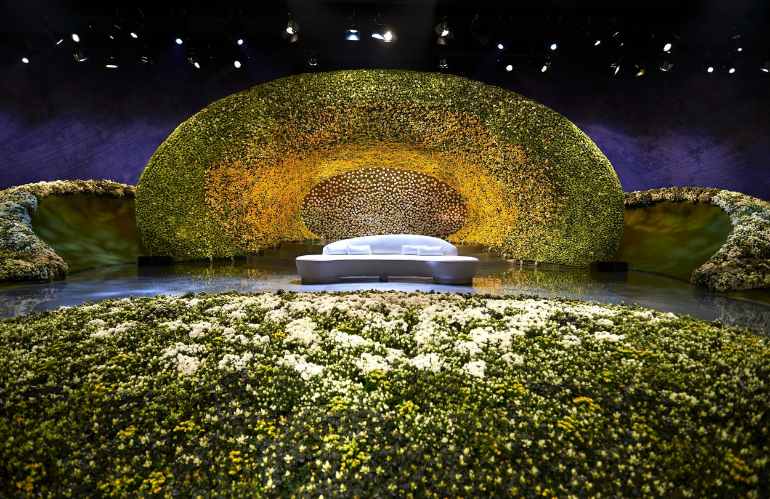 Team Daniel Ost al lavoro in atelier durante preparazione di un evento