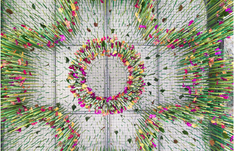 Interno dell'atelier Daniel Ost con installazioni floreali artistiche