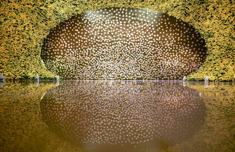 Installazione floreale firmata Nele Ost ispirata all'architettura contemporanea