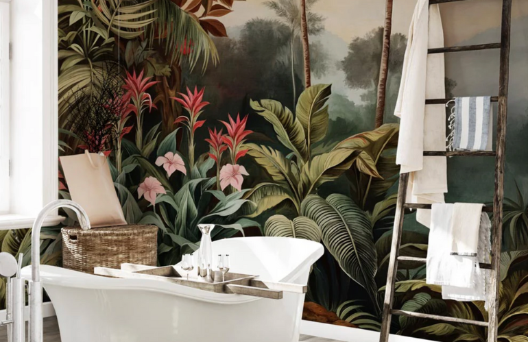 Carta da parati con tronchi grafici su sfondo chiaro