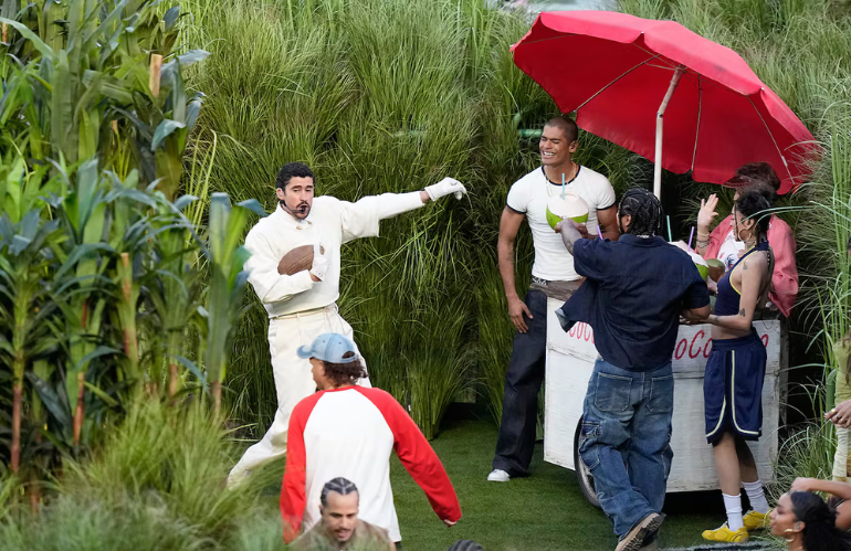 Lady Gaga con flor de maga fiore nazionale di Porto Rico durante il Super Bowl 2026