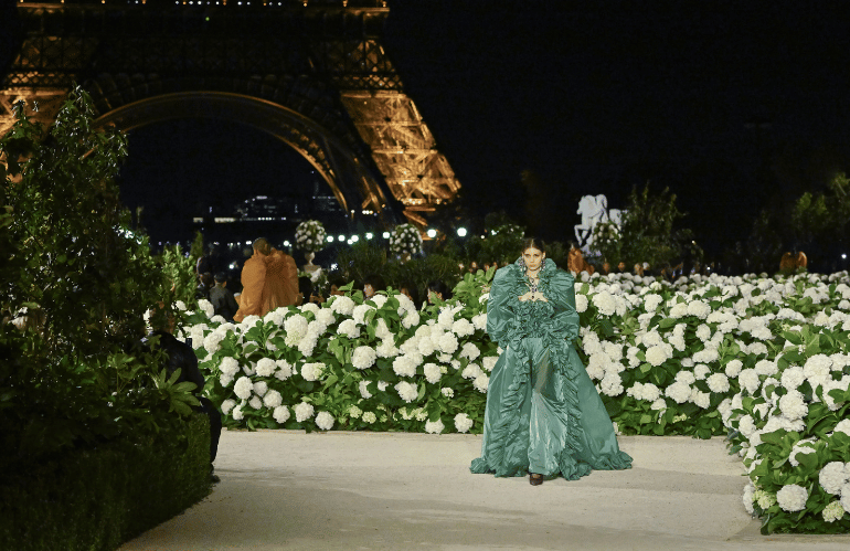 IL VERDE SFILA: FIORI E NATURA ISPIRANO LE PASSERELLE