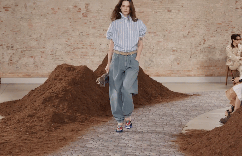 Sfilata moda scenografia botanica