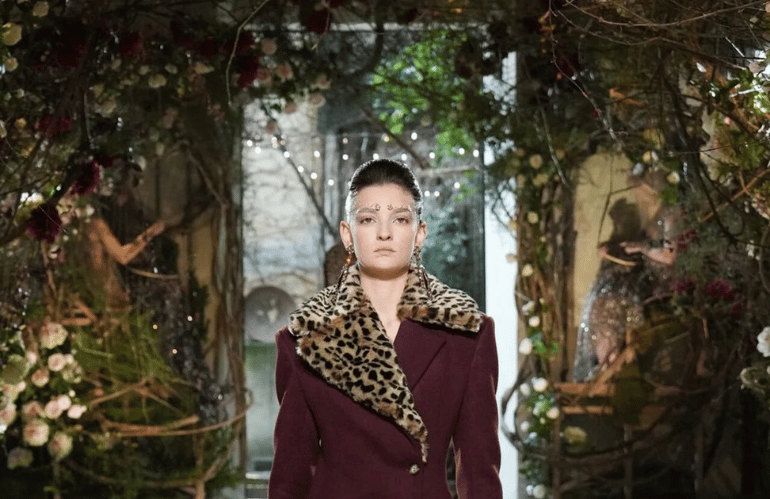 Scenografia vegetale sfilata moda