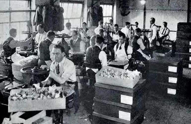 Operaie confezionano papaveri commemorativi nel Regno Unito nel primo dopoguerra