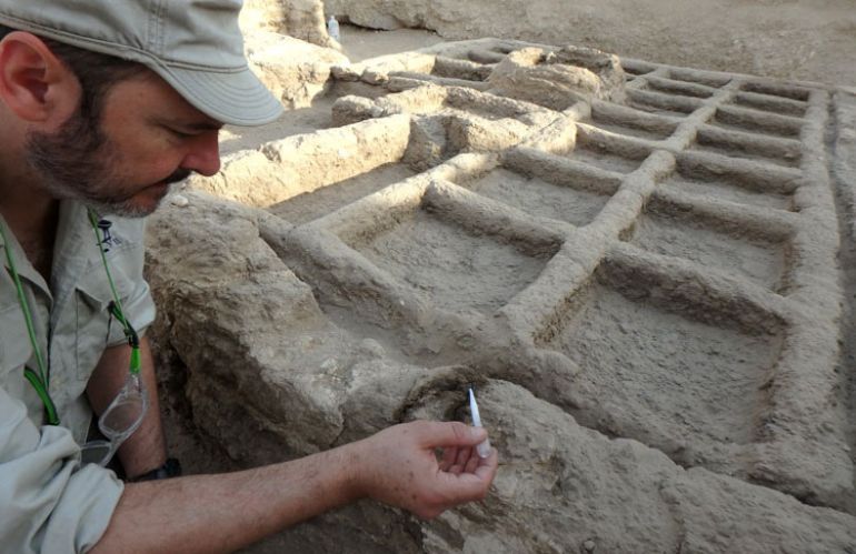 Ricostruzione concettuale di un giardino memoriale contemporaneo ispirato all’antico Egitto