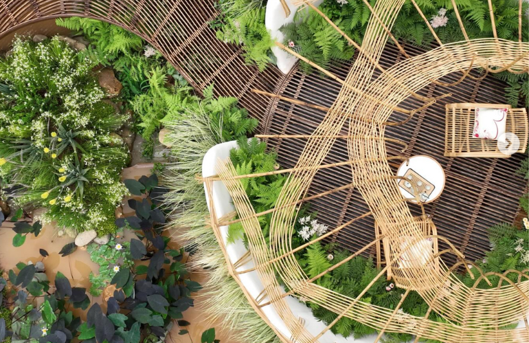 Dettaglio delle texture vegetali, elemento distintivo del lavoro di Leon Kluge