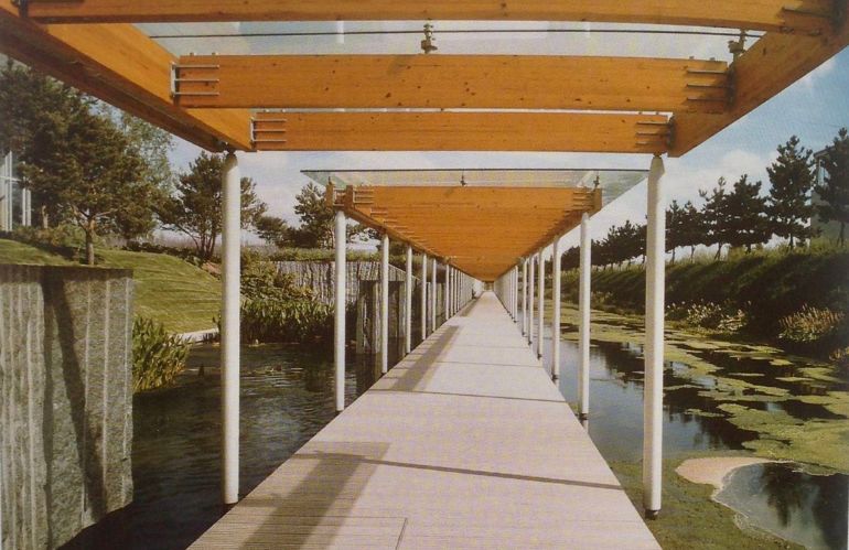 Passerella coperta da pergolato in legno e vetro nel parco André Citroën, Parigi, esempio dell’architettura paesaggistica di Allain Provost