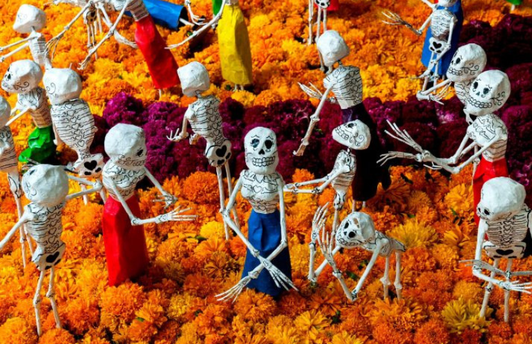 El Día de Los Muertos: tradizione e colori tra vita e morte