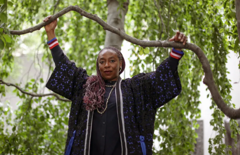 Otobong Nkanga: l'arte di intrecciare natura, memoria e connessioni umane