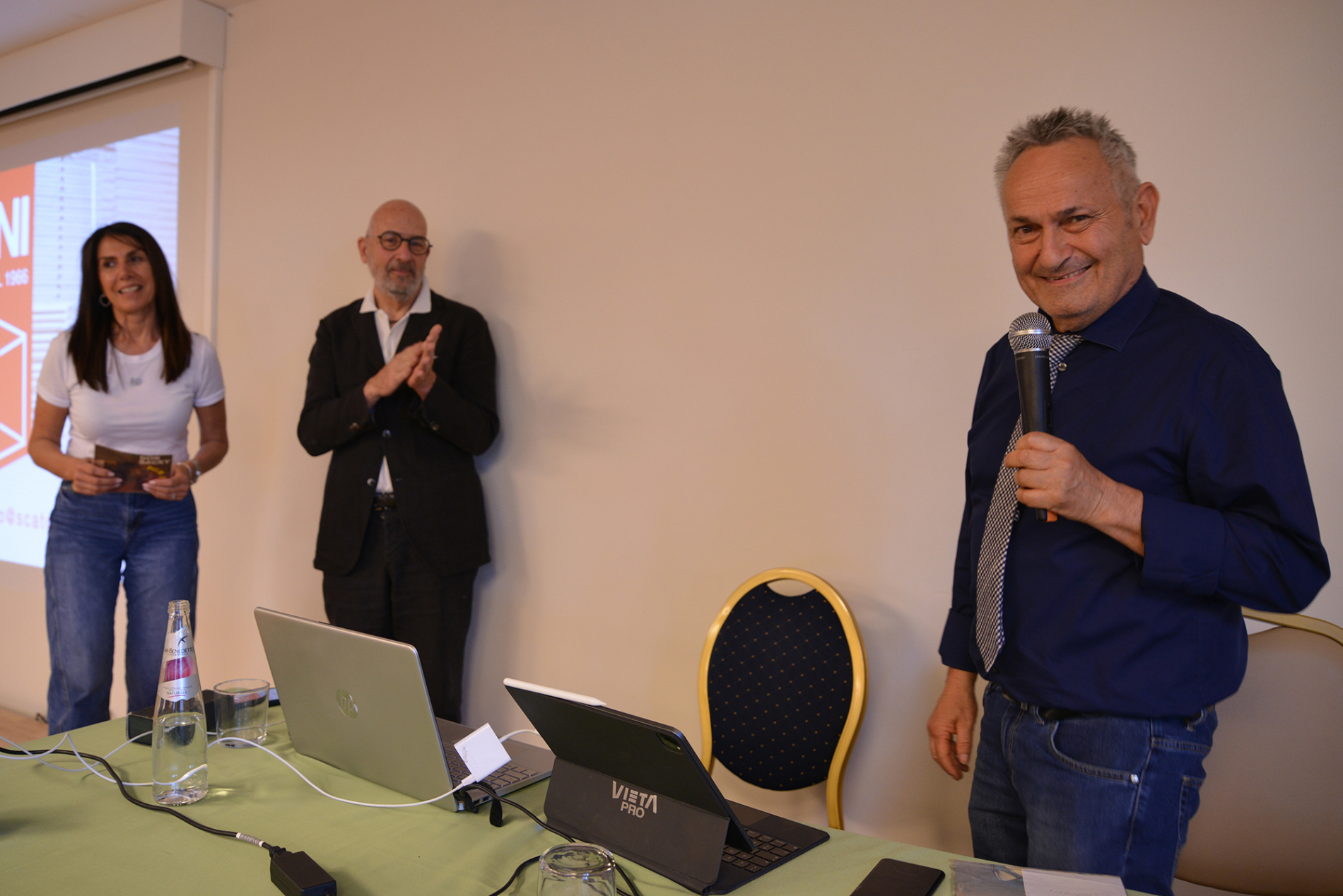 Assemblea Avi e fine mandato Luca Magazzini, regali-1