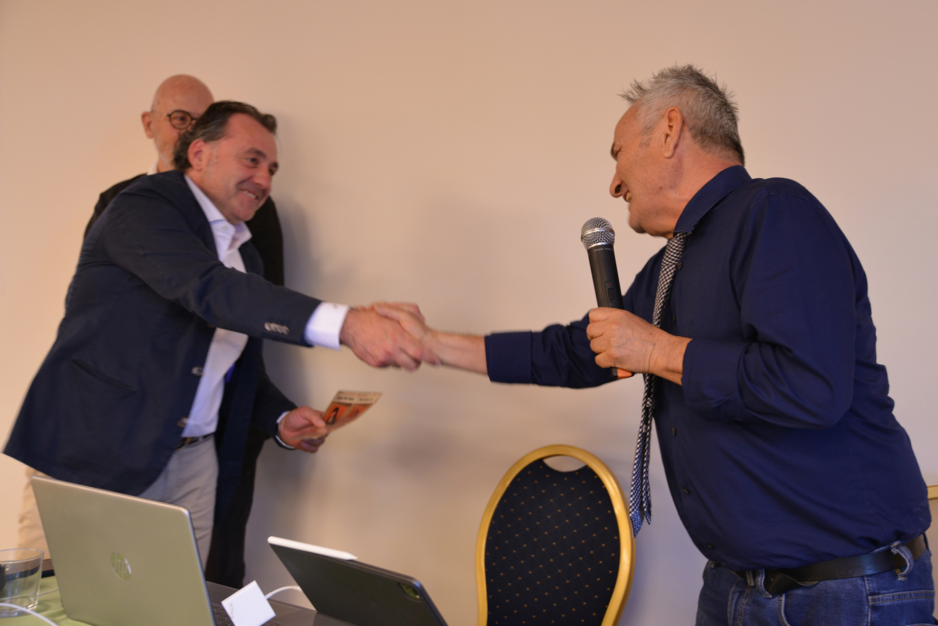Assemblea Avi e fine mandato Luca Magazzini, regali-4