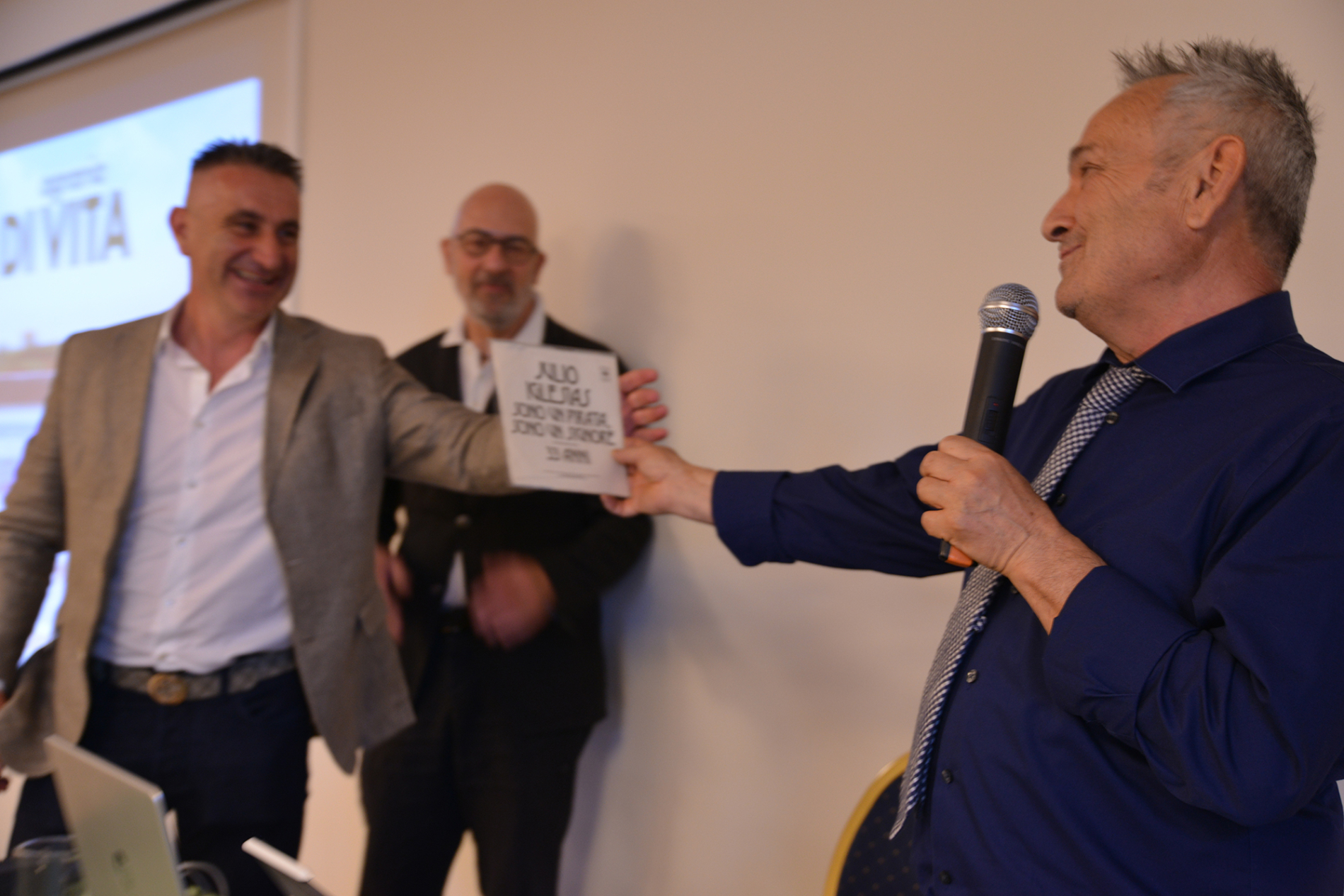 Assemblea Avi e fine mandato Luca Magazzini, regali-5