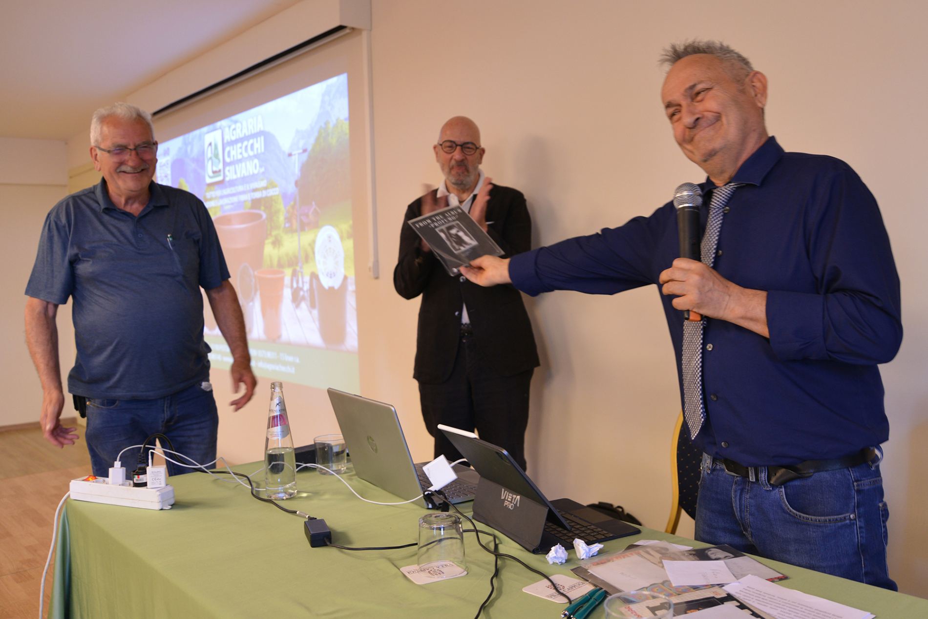 Assemblea Avi e fine mandato Luca Magazzini, regali-8