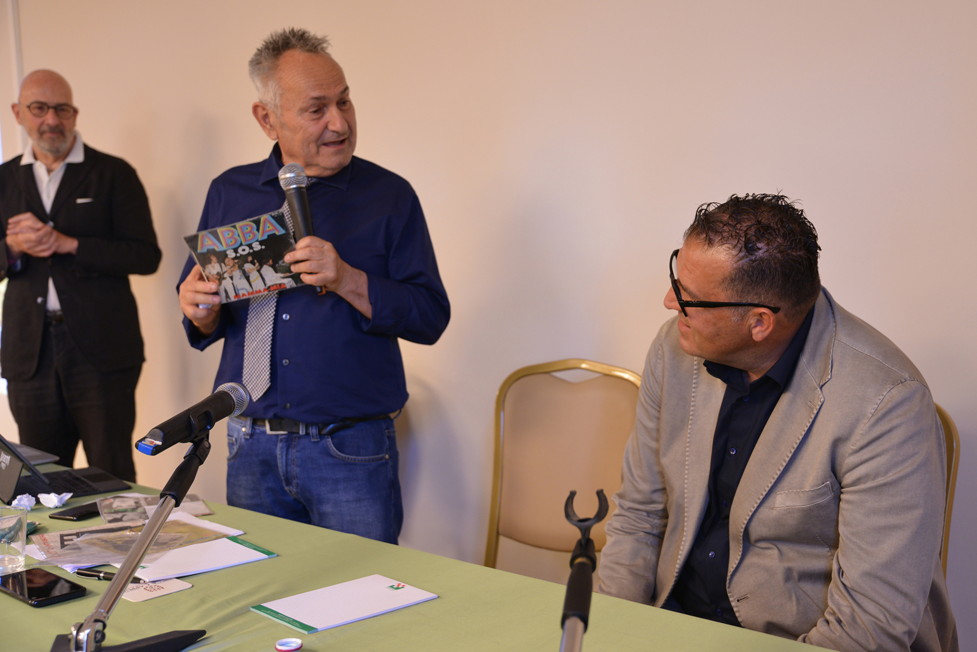 Assemblea Avi e fine mandato Luca Magazzini, regali-9